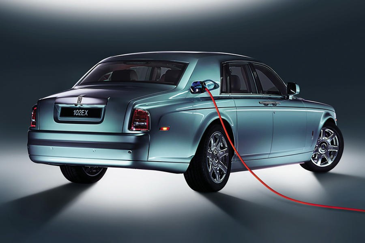 Cuối cùng Oliver Zipse cho biết, các mẫu xe đến từ thương hiệu Rolls-Royce sẽ chạy điện hoàn toàn vào “đầu những năm 2030”. The Spectre sẽ là mẫu xe đầu tiên với thời gian giao xe dự kiến vào cuối năm nay.