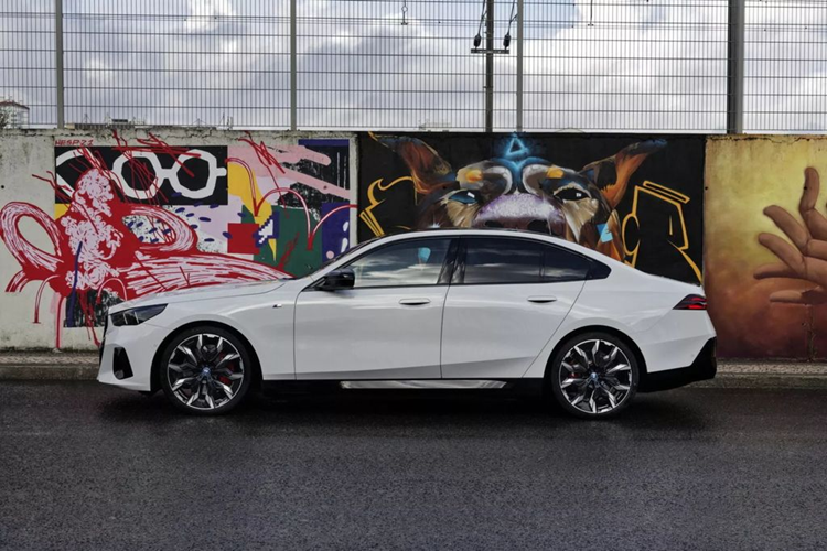 Ngài Chủ tịch của BMW tiếp tục nhấn mạnh rằng Neue Klasse, dự kiến sẽ được đưa vào sản xuất vào năm 2025. Oliver Zipse cho biết “nó không chỉ là một chiếc xe gắn mác BMW mà còn là “một thế hệ sản phẩm hoàn toàn mới”. 6 mẫu xe Neue Klasse sẽ được ra mắt trong vòng 24 tháng bao gồm cả dòng sedan và crossover.