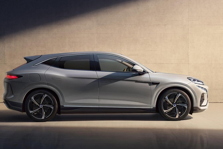 Trên thực tế, Denza là thương hiệu liên doanh giữa hãng xe Trung Quốc BYD với Daimler - tập đoàn mẹ của Mercedes-Benz, điều này đã giúp ngoại thất xe Denza N7 2024 chạy điện có thiết kế rất bay bổng, mang đúng vẻ đẹp phương Tây, không lai với các xe nào.