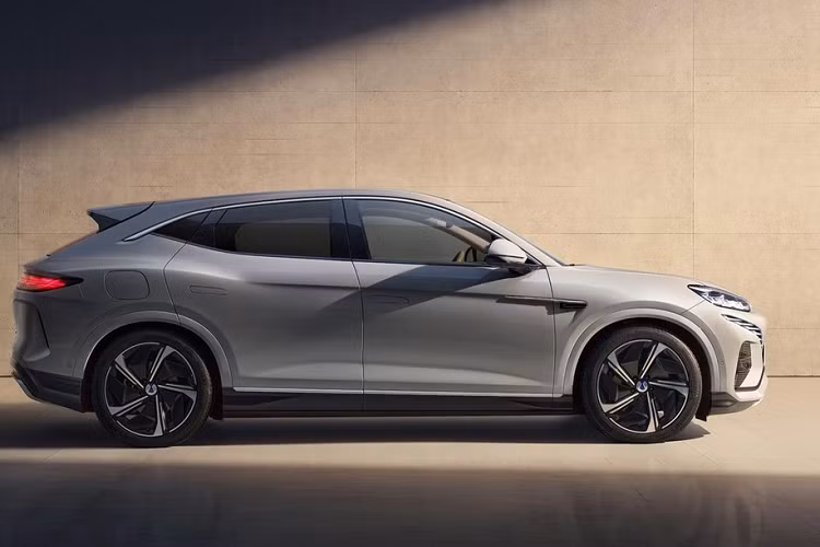 Trên thực tế, Denza là thương hiệu liên doanh giữa hãng xe Trung Quốc BYD với Daimler - tập đoàn mẹ của Mercedes-Benz, điều này đã giúp ngoại thất xe Denza N7 2024 chạy điện có thiết kế rất bay bổng, mang đúng vẻ đẹp phương Tây, không lai với các xe nào.