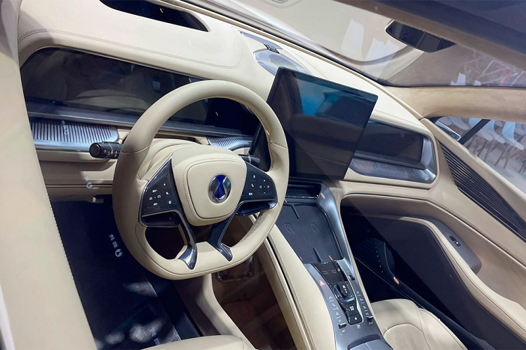 Vòng ra phía sau, chiếc xe sử dụng cụm đèn hậu kiểu xuyên thấu phổ biến, với điểm nhấn là đồ họa hình chữ C cỡ lớn ở ngoài cùng 2 bên và trên mui xe còn có đèn phanh LED dài, tiếp đến 2 hốc gió nhỏ dừng dọc và khu vực đặt biển số thiết kế theo hình thang, giúp cải thiện đáng kể hiệu ứng thị giác cho chiếc xe này.