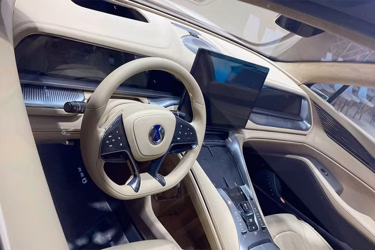 Vòng ra phía sau, chiếc xe sử dụng cụm đèn hậu kiểu xuyên thấu phổ biến, với điểm nhấn là đồ họa hình chữ C cỡ lớn ở ngoài cùng 2 bên và trên mui xe còn có đèn phanh LED dài, tiếp đến 2 hốc gió nhỏ dừng dọc và khu vực đặt biển số thiết kế theo hình thang, giúp cải thiện đáng kể hiệu ứng thị giác cho chiếc xe này.