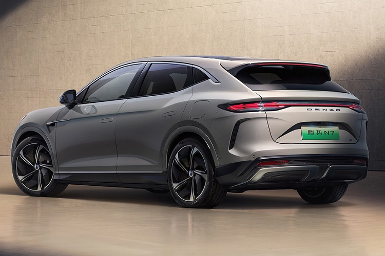 Mức giá xe Denza N7 2024 chưa được tiết lộ, xe nằm trong 5 dòng sản phẩm bắt đầu bằng các chữ cái D, E, N, Z và A của hãng xe Denza hứa hẹn sẽ làm bùng nổ thị trường xe điện của Trung Quốc.