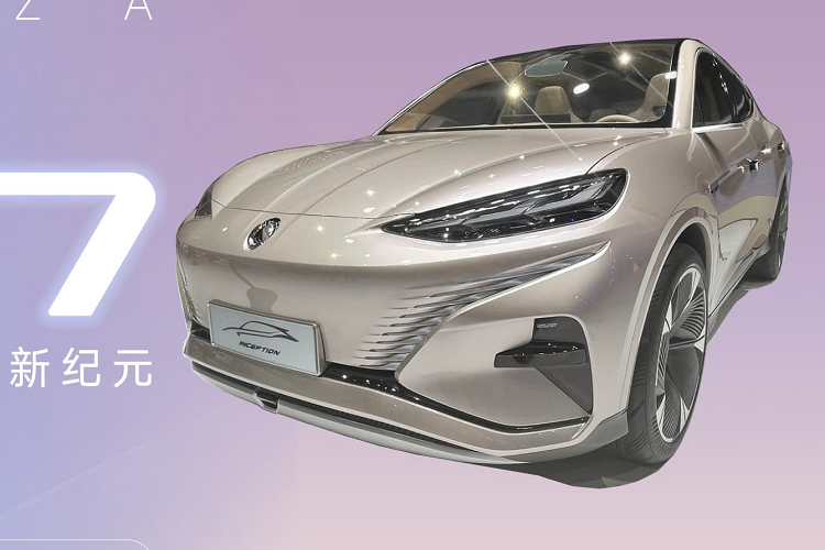 Về ngoại hình, Denza N7 có mặt tiền rất sáng sủa khi sử dụng cụm đèn LED hẹp và dài với các góc cạnh sắc cạnh mang đến sự cá tính cho xe, chưa hết các đường gân nổi trên nắp khoang động cơ khiến chiếc xe này trông rất thể thao. Đồng thời, chiếc xe áp dụng thiết kế lưới tản nhiệt khép kín, thường được sử dụng trên các mẫu xe điện mới (NEV) hiện nay, không chỉ tăng vẻ đẹp hình ảnh mà còn tối ưu hóa hệ số cản.