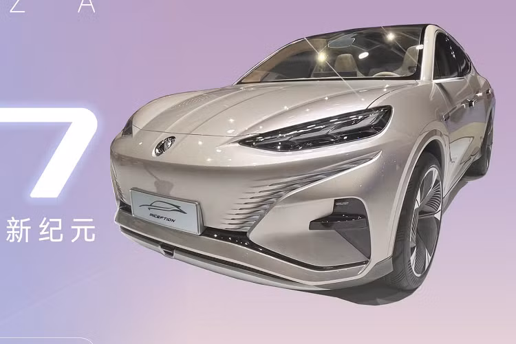 Về ngoại hình, Denza N7 có mặt tiền rất sáng sủa khi sử dụng cụm đèn LED hẹp và dài với các góc cạnh sắc cạnh mang đến sự cá tính cho xe, chưa hết các đường gân nổi trên nắp khoang động cơ khiến chiếc xe này trông rất thể thao. Đồng thời, chiếc xe áp dụng thiết kế lưới tản nhiệt khép kín, thường được sử dụng trên các mẫu xe điện mới (NEV) hiện nay, không chỉ tăng vẻ đẹp hình ảnh mà còn tối ưu hóa hệ số cản.