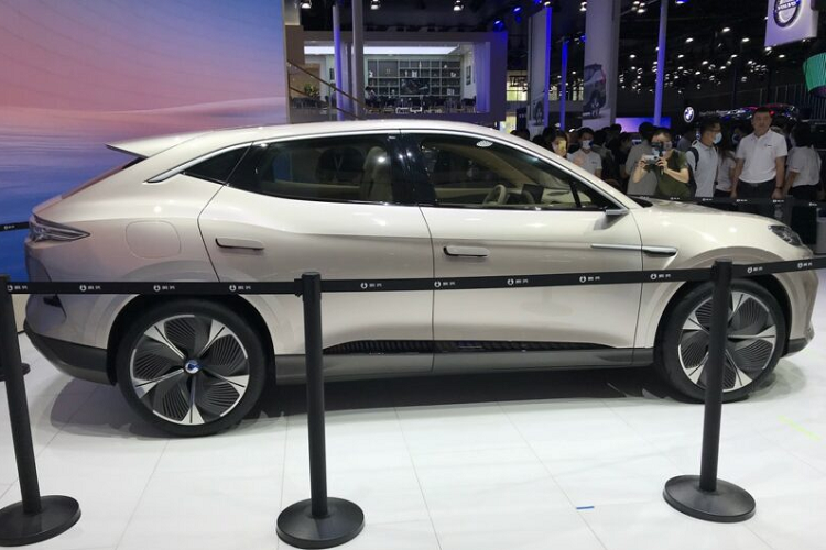 Đồng thời, các chi tiết mạ crôm dưới cản sau tăng thêm vẻ thời trang. Theo tuyên bố chính thức, Denza N7 được trang bị công nghệ kiểm soát nhiệt độ pin mới độc đáo, giúp tối ưu hóa trải nghiệm lái xe ở nhiệt độ thấp của xe điện thuần túy