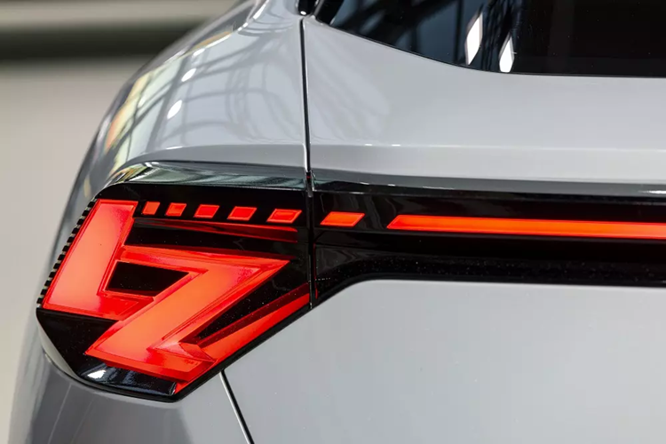 Ở khu vực sườn xe, Toyota Urban SUV Concept sở hữu những đường dập gân và cắt xẻ mạnh mẽ, hốc bánh góc cạnh, vành la-zăng khí động lực học cũng như tay nắm cửa ẩn. Không có gì ngạc nhiên khi mẫu xe concept này được trang bị camera kỹ thuật số thay cho gương chiếu hậu truyền thống.