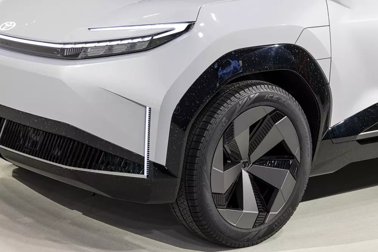 "Toyota hiện đang thống trị phân khúc SUV cỡ B với mẫu xe hybrid điện hóa Yaris Cross. Đây là mẫu xe hiện đang bán chạy nhất phân khúc. Với kinh nghiệm rút ra từ Yaris Cross, chúng tôi đang phát triển một mẫu SUV thuần điện đúng nghĩa với thiết kế thực dụng từ ngoài vào trong, đáp ứng những tiêu chí ưu tiên của khách hàng châu Âu.