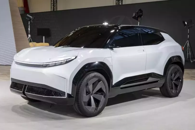 Tuy nhiên, trang bị này có thể sẽ không được giữ lại trên phiên bản thương mại của xe. Đằng sau Toyota Urban SUV Concept xuất hiện cụm đèn hậu nằm vắt ngang đuôi xe, gợi liên tưởng đến một số mẫu ô tô Kia. Bên cạnh đó là cánh gió mui chia đôi và bộ khuếch tán gió có thiết kế tương tự hốc gió trung tâm trên cản trước.