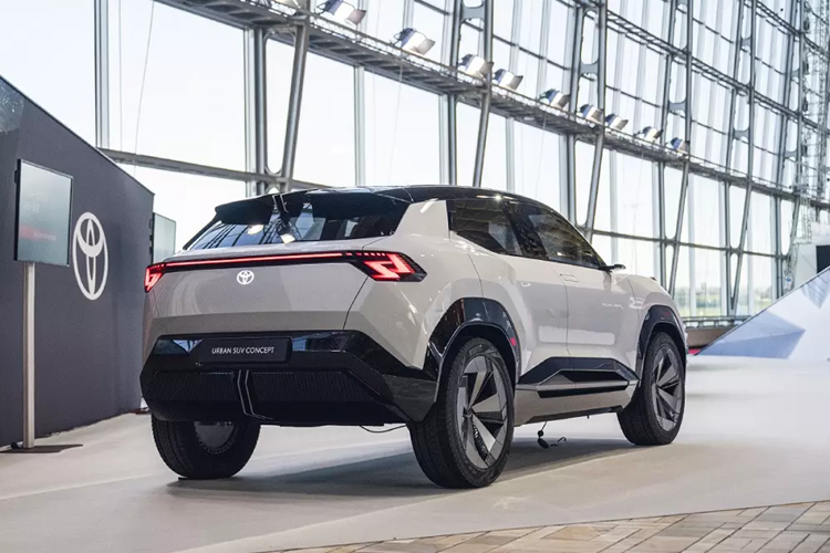 Mẫu SUV này cũng được trang bị phần mũi xe lấy cảm hứng từ cá mập đầu búa với dải đèn LED định vị ban ngày nằm vắt ngang. Bên cạnh đó là cụm đèn pha hình chữ "C" đặc trưng và lưới tản nhiệt đóng kín. Ngoài ra, xe còn có thêm dải đèn nằm dọc ở hai góc cản trước.