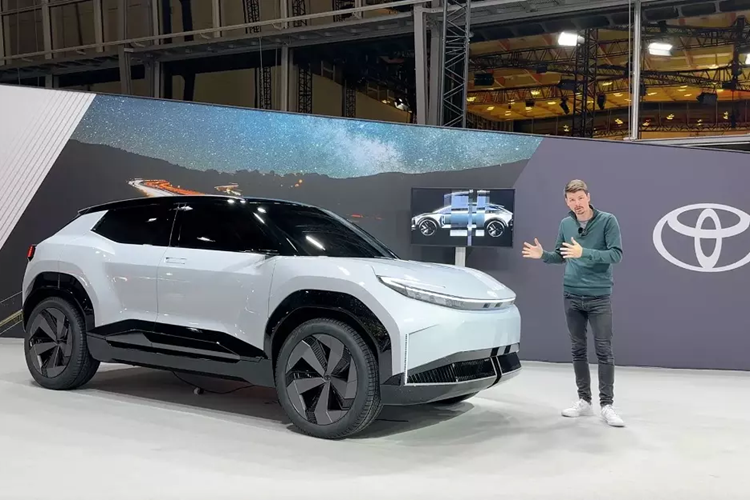 Tại diễn đàn Kenshiki diễn ra ở thủ đô Brussels, Bỉ, hãng Toyota đã vén màn 2 mẫu xe hoàn toàn mới, bao gồm Toyota Urban SUV và Sport Crossover Concept. Trong đó, Toyota Urban SUV Concept cho thấy trước hình ảnh của mẫu SUV thuần điện cỡ nhỏ sẽ ra mắt thị trường châu Âu vào năm sau.