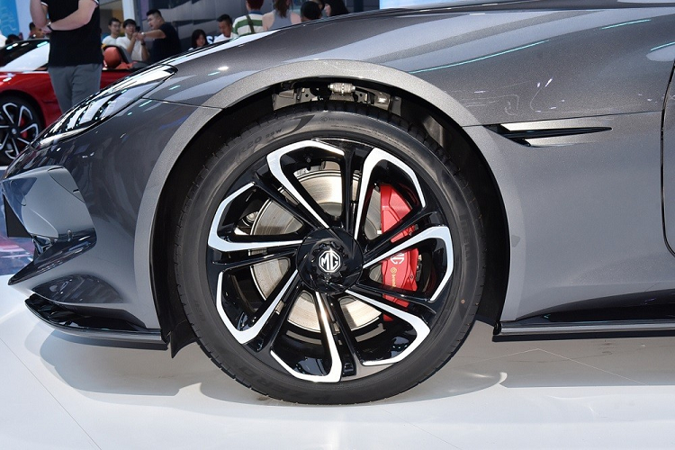 Theo hãng MG, mẫu xe mui trần thể thao này còn có phanh Brembo với cùm phanh cố định 4 piston và thanh chống lật "cực chắc chắn". MG cũng tiết lộ Cyberster đã được tinh chỉnh bởi bàn tay của ông Marco Fainello - kỹ sư xe Công thức 1 người Ý. Bên trong MG Cyberster là không gian nội thất chỉ có 2 chỗ ngồi với ghế thể thao hình chữ "Y".