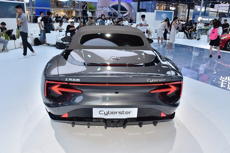 MG Cyberster chính là phiên bản thương mại của mẫu xe concept cùng tên đã từng ra mắt tại Trung Quốc vào năm 2021. Theo hãng MG, Cyberster ra đời nhằm tri ân gốc gác Anh quốc của mình.