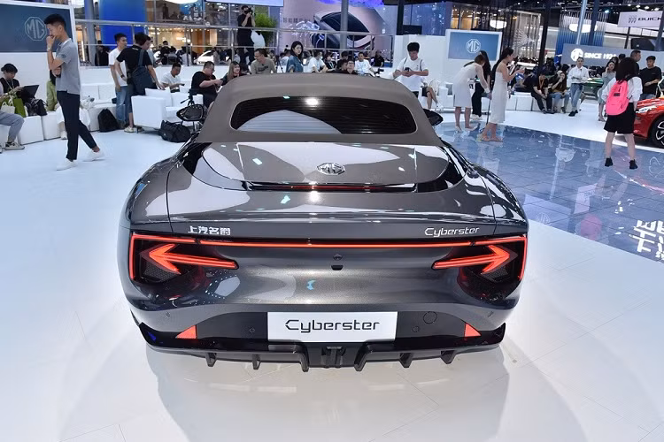 MG Cyberster chính là phiên bản thương mại của mẫu xe concept cùng tên đã từng ra mắt tại Trung Quốc vào năm 2021. Theo hãng MG, Cyberster ra đời nhằm tri ân gốc gác Anh quốc của mình.