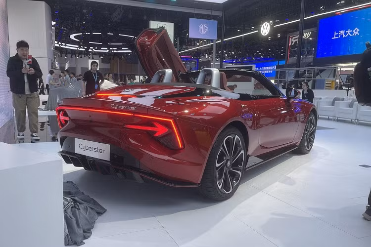 Phiên bản tầm trung được trang bị 1 mô-tơ điện nằm trên cầu sau với công suất tối đa 250 kW (335 mã lực). Phiên bản mạnh nhất có thêm mô-tơ điện trên cầu trước với công suất tối đa 150 kW (201 mã lực). Công suất tổng cộng của phiên bản dẫn động 4 bánh AWD là 536 mã lực và mô-men xoắn cực đại 725 Nm.