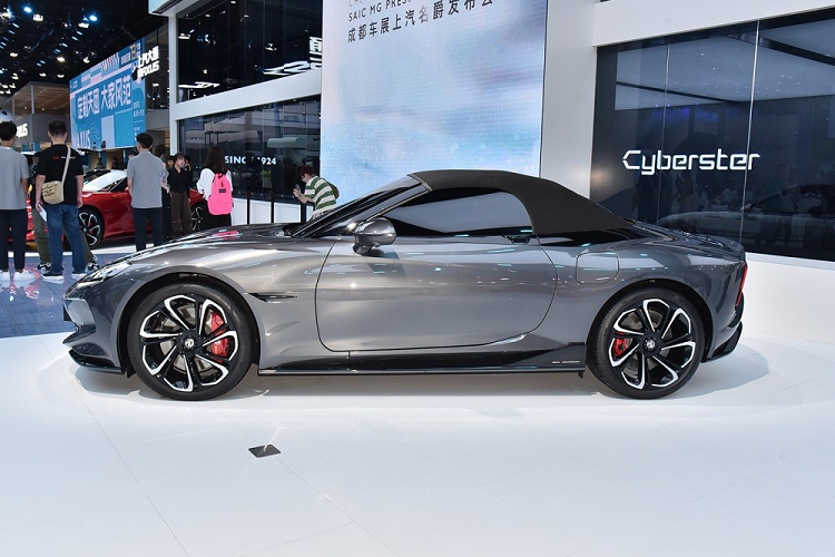 Sức mạnh này đủ để MG Cyberster của Trung Quốc tăng tốc từ 0-100 km/h trong thời gian chỉ 3,2 giây. Chưa hết, MG Cyberster còn dùng 2 loại pin có dung lượng 64 kWh và 77 kWh. Nhờ đó, 3 phiên bản của xe có quãng đường di chuyển sau khi sạc đầy pin là 201 km, 520 km và 580 km, theo chu trình thử nghiệm CLTC tại Trung Quốc.