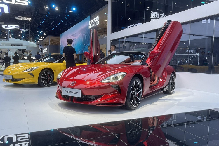 Theo thông tin trên trang web của Bộ Công nghiệp và Công nghệ Thông tin Trung Quốc, mẫu xe thể thao này sở hữu kích thước dài x rộng x cao lần lượt là 4.535 x 1.913 x 1.329 mm cùng chiều dài cơ sở 2.690 mm. Với kích thước này, MG Cyberster được định vị trong phân khúc xe mui trần cỡ C, tương tự Mazda MX-5