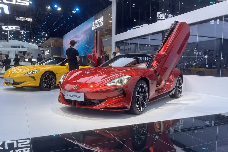 Theo thông tin trên trang web của Bộ Công nghiệp và Công nghệ Thông tin Trung Quốc, mẫu xe thể thao này sở hữu kích thước dài x rộng x cao lần lượt là 4.535 x 1.913 x 1.329 mm cùng chiều dài cơ sở 2.690 mm. Với kích thước này, MG Cyberster được định vị trong phân khúc xe mui trần cỡ C, tương tự Mazda MX-5