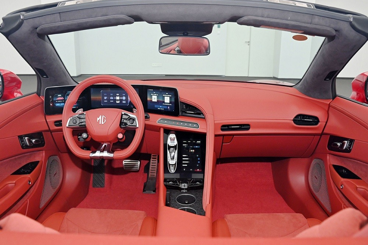 Xe được trang bị nội thất bọc da, vô lăng vát đáy thể thao, tích hợp lẫy để chỉnh hệ thống phục hồi động năng, và bảng đồng hồ kỹ thuật số với thiết kế cong, kết hợp giữa 3 màn hình trên mặt táp-lô.