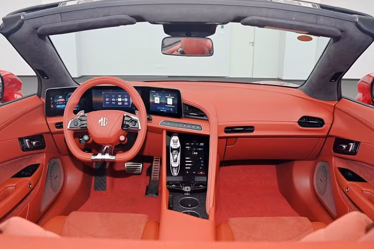 Xe được trang bị nội thất bọc da, vô lăng vát đáy thể thao, tích hợp lẫy để chỉnh hệ thống phục hồi động năng, và bảng đồng hồ kỹ thuật số với thiết kế cong, kết hợp giữa 3 màn hình trên mặt táp-lô.