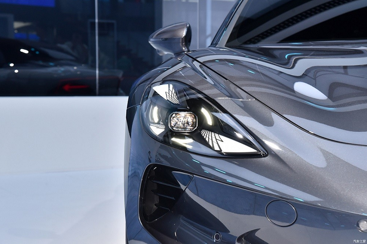 Bên cạnh đó là thiết kế đầu xe và hốc gió hầm hố, đèn pha vuốt mượt mà về phía chắn bùn trước, bộ vành hợp kim đa chấu với đường kính 20 inch cũng như thiết kế cửa không khung.