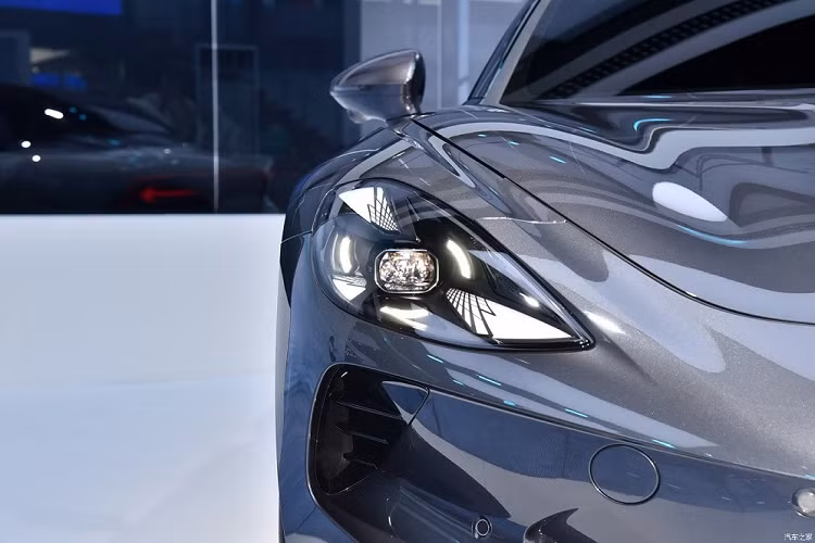 Bên cạnh đó là thiết kế đầu xe và hốc gió hầm hố, đèn pha vuốt mượt mà về phía chắn bùn trước, bộ vành hợp kim đa chấu với đường kính 20 inch cũng như thiết kế cửa không khung.