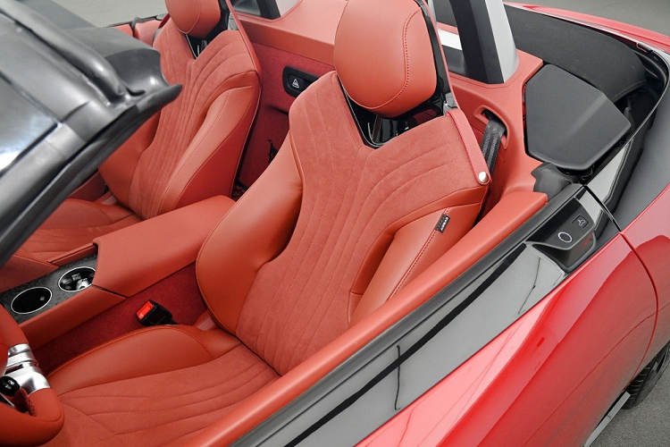 Ngoài ra, mẫu xe thể thao mui trần đến từ Trung Quốc còn sở hữu chắn bùn "cơ bắp", mui nỉ có thể đóng/mở, cụm đèn hậu mỏng nằm vắt ngang đuôi xe, đèn báo rẽ hình mũi tên tích hợp vào khe gió và bộ khuếch tán gió thể thao dưới cản sau.