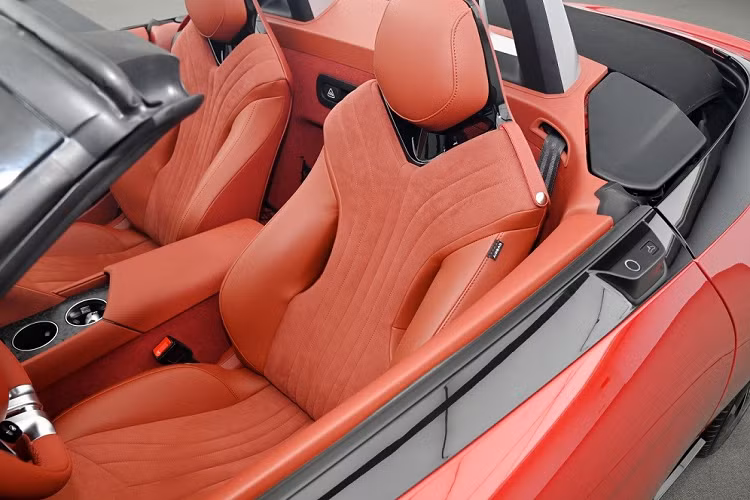 Ngoài ra, mẫu xe thể thao mui trần đến từ Trung Quốc còn sở hữu chắn bùn "cơ bắp", mui nỉ có thể đóng/mở, cụm đèn hậu mỏng nằm vắt ngang đuôi xe, đèn báo rẽ hình mũi tên tích hợp vào khe gió và bộ khuếch tán gió thể thao dưới cản sau.