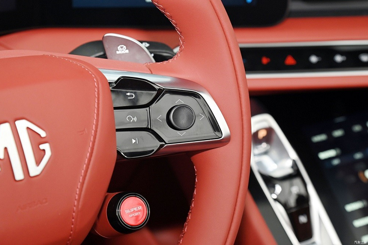 Thêm vào đó là màn hình nằm dọc và các nút bấm chuyển số ở cụm điều khiển trung tâm. Hệ thống thông tin giải trí của xe dùng chip Qualcomm Snapdragon 8155 và đồ họa Unreal Engine 4.0. Hệ thống này kết hợp với hệ thống âm thanh Bose.