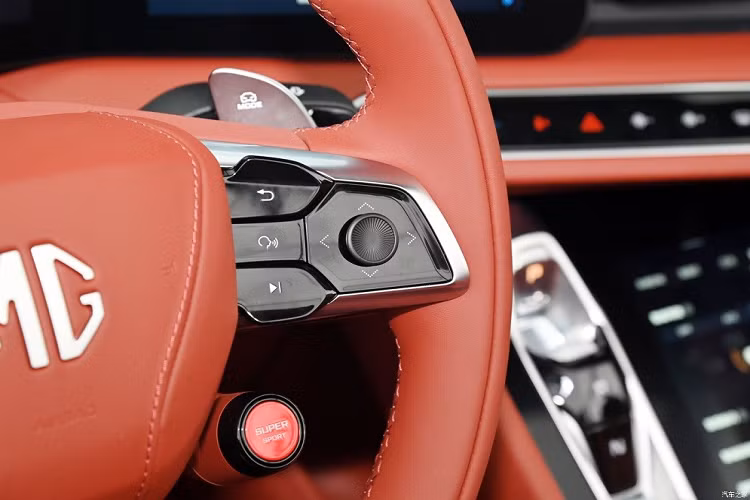 Thêm vào đó là màn hình nằm dọc và các nút bấm chuyển số ở cụm điều khiển trung tâm. Hệ thống thông tin giải trí của xe dùng chip Qualcomm Snapdragon 8155 và đồ họa Unreal Engine 4.0. Hệ thống này kết hợp với hệ thống âm thanh Bose.