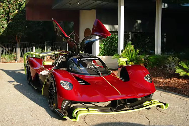 Ngoài ra, vị đại gia này còn sở hữu một chiếc Bugatti Bolide đã được đặt hàng và sẽ được đăng ký để sử dụng trên đường phố, mặc dù hãng xe Pháp đang phát triển nó như một chiếc xe đua quái vật duy nhất.