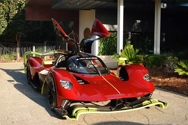 Ngoài ra, vị đại gia này còn sở hữu một chiếc Bugatti Bolide đã được đặt hàng và sẽ được đăng ký để sử dụng trên đường phố, mặc dù hãng xe Pháp đang phát triển nó như một chiếc xe đua quái vật duy nhất.