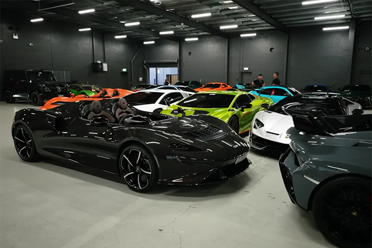 Tổng cộng, bộ sưu tập siêu xe của Laurence Escalante trị giá lên đến hơn 100 triệu USD. Một trong những sự bổ sung điên rồ nhất trong vài tháng qua là chiếc Aston Martin Valkyrie AMR Pro, mẫu xe duy nhất thuộc loại này ở Úc.