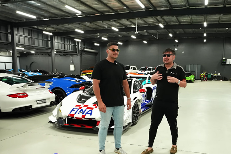 Lý do chỉ mất 2 năm để anh tậu 120 chiếc xe đắt đỏ và choáng hơn, dự kiến trong năm 2024, tỷ phú này sẽ nhận bàn giao thêm 70 chiếc. Lần đầu tiên, bộ sưu tập siêu xe trị giá hàng trăm triệu đô la này được trình chiếu đầy đủ và nó còn gây choáng váng người xem.