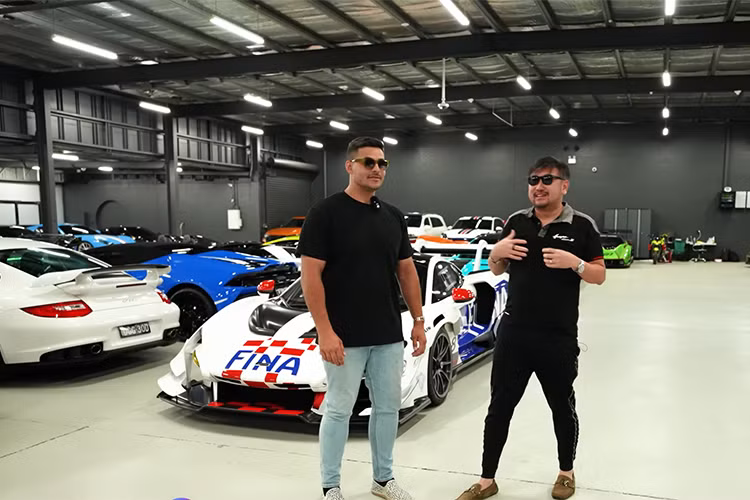 Lý do chỉ mất 2 năm để anh tậu 120 chiếc xe đắt đỏ và choáng hơn, dự kiến trong năm 2024, tỷ phú này sẽ nhận bàn giao thêm 70 chiếc. Lần đầu tiên, bộ sưu tập siêu xe trị giá hàng trăm triệu đô la này được trình chiếu đầy đủ và nó còn gây choáng váng người xem.