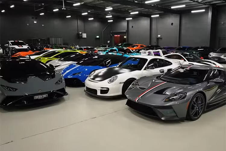 Gần đây, Laurence Escalante cũng đã nhận được một chiếc Mercedes-Benz SLR McLaren HDK và thậm chí còn sở hữu 2 chiếc xe đua rất đắt đỏ khác là Lamborghini Essenza SCV12 và Ferrari FXX K Evo, sẽ mang chúng vào đường đua để trải nghiệm khi rảnh rỗi.