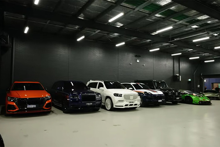 Laurence Escalante cũng có một cặp siêu xe McLaren Elva, trong đó xe thuộc bản kính chắn gió có ngoại thất hoàn toàn bằng sợi carbon trần, xe 4 không, bỏ kính chắn gió được sơn màu cam.