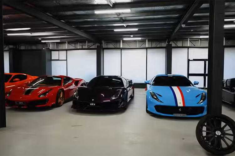 Bất cứ khi nào có một cuộc gặp gỡ siêu xe nào đó ở Perth, Laurence Escalante sẽ có mặt ở đó với 1 hay vài chiếc siêu xe của mình sở hữu để gặp gỡ những người có cùng tầng số đam mê tốc độ.