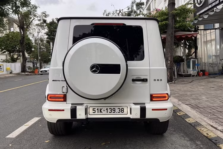 Người mua lại chiếc SUV hạng sang Mercedes-AMG G63 của Hiền Hồ cũng được xem là "idol" trong làng bán xe khi là địa điểm rất tin cậy cho các đại gia trao đổi xe, chẳng hạn như hầu hết các siêu xe, xe sang và xe thể thao mà Minh Nhựa và Cường Đô la bán lại đều được người này mua. Gần đây nhất, ông chủ showroom xe cũ này đã mua lại Porsche 911 GT3 và Mercedes-AMG G63 của vợ chồng Đàm Thu Trang.