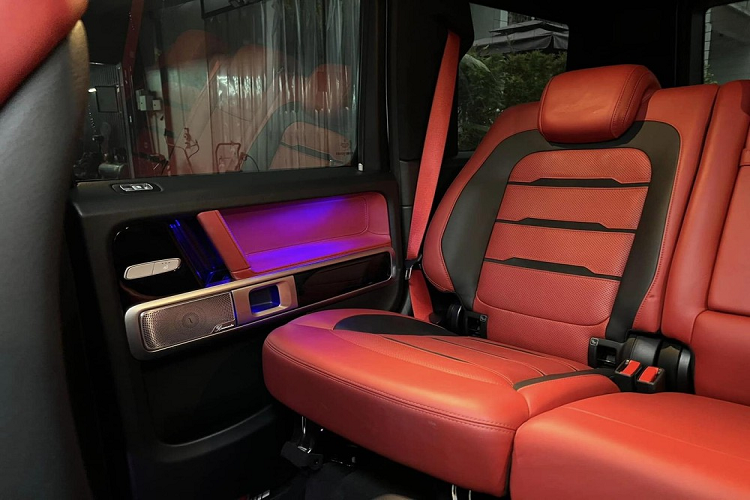 Mercedes-AMG G63 của Hiền Hồ có ngoại thất màu trắng và nội thất màu đỏ rất bắt mắt, điểm nhấn ở ngoại thất và bên trong khoang lái xe còn có nhiều chi tiết sơn đen và carbon. Cuối cùng, chiếc xe Mercedes-AMG G63 của nữ ca sĩ quê ở Đắk Lắk còn có biển số rất đẹp mắt là 51K-139.38, mang ý nghĩa là 39 là thần tài nhỏ, 38 là ông địa nhỏ.