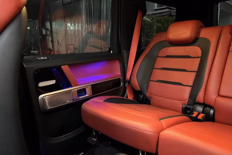 Mercedes-AMG G63 của Hiền Hồ có ngoại thất màu trắng và nội thất màu đỏ rất bắt mắt, điểm nhấn ở ngoại thất và bên trong khoang lái xe còn có nhiều chi tiết sơn đen và carbon. Cuối cùng, chiếc xe Mercedes-AMG G63 của nữ ca sĩ quê ở Đắk Lắk còn có biển số rất đẹp mắt là 51K-139.38, mang ý nghĩa là 39 là thần tài nhỏ, 38 là ông địa nhỏ.