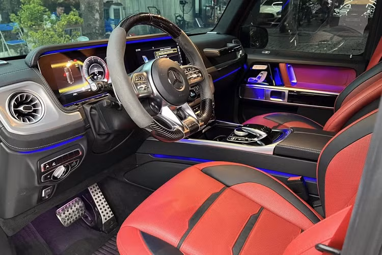 Theo như thông tin đơn vị mua lại chiếc xe SUV hạng sang Mercedes-AMG G63 từ Hiền Hồ cho biết, xe đăng ký vào năm 2022, và hiện tại, đã chạy được hơn 17.000 km, chính xác hơn, quãng đường xe đã đi được hiển thị trên đồng hồ của xe là 17.828 km.