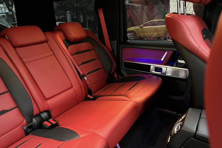 Hiền Hồ được biết đến là một trong nữ ca sĩ tân binh của làng giải trí Việt nhưng sản sinh ra rất nhiều bài hit như Em ngày xưa khác rồi, Rồi người thương cũng hóa người dưng, Đừng nói tôi điên, Có như không có, Gặp nhưng không ở lại hay Rồi người thương cũng hóa người dưng...