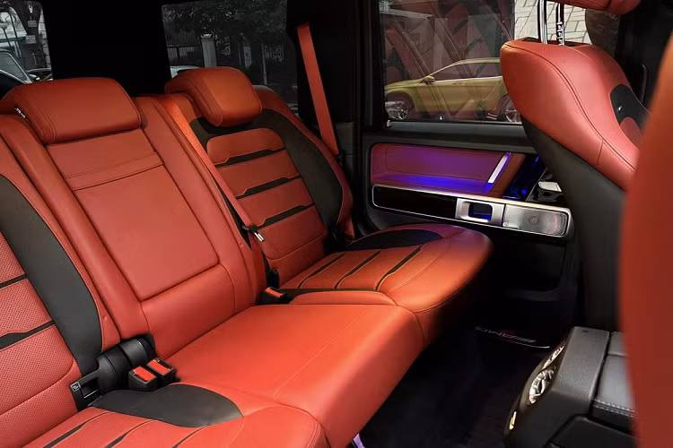 Hiền Hồ được biết đến là một trong nữ ca sĩ tân binh của làng giải trí Việt nhưng sản sinh ra rất nhiều bài hit như Em ngày xưa khác rồi, Rồi người thương cũng hóa người dưng, Đừng nói tôi điên, Có như không có, Gặp nhưng không ở lại hay Rồi người thương cũng hóa người dưng...