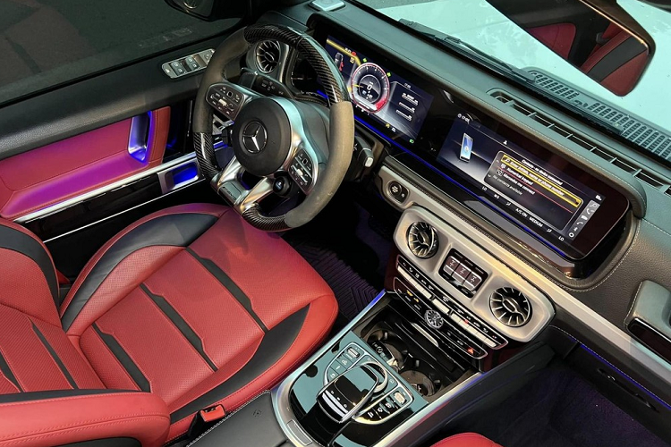 Nếu như Hiền Hồ mua xe Mercedes-AMG G63 mới tinh, có thể thấy nữ ca sĩ đã chạy xe rất nhiều bởi mới chỉ gần 2 năm đã đi hơn 17.000 km, còn nếu là xe cũ không rõ trong lúc mình sở hữu Hiền Hồ đã lái xe Mercedes-AMG G63 đi xa nhất là đâu.