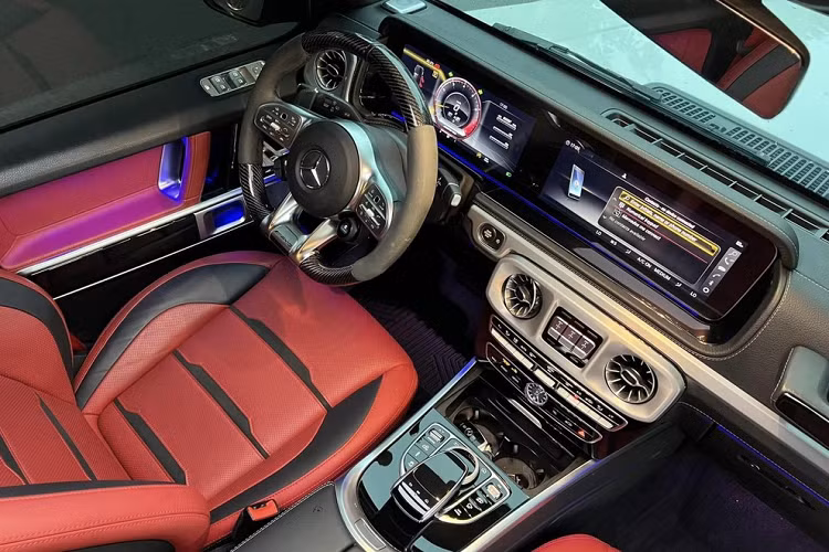 Nếu như Hiền Hồ mua xe Mercedes-AMG G63 mới tinh, có thể thấy nữ ca sĩ đã chạy xe rất nhiều bởi mới chỉ gần 2 năm đã đi hơn 17.000 km, còn nếu là xe cũ không rõ trong lúc mình sở hữu Hiền Hồ đã lái xe Mercedes-AMG G63 đi xa nhất là đâu.