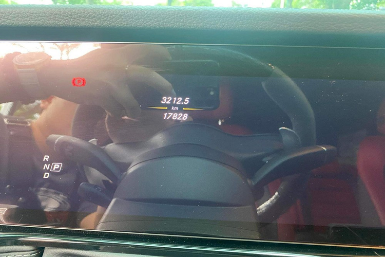 Sự nghiệp thành công đã giúp Hiền Hồ có thu nhập cực khủng và trên mạng xã hội, cô gái đến từ Đắk Lắk liên tục cập nhập các hình ảnh mua sắm hay phụ kiện và quần áo đều của các thương hiệu đắt tiền, đây cũng là nữ ca sĩ đầu tiên tậu xe Mercedes-AMG G63 nhưng hiện đã bán xe.