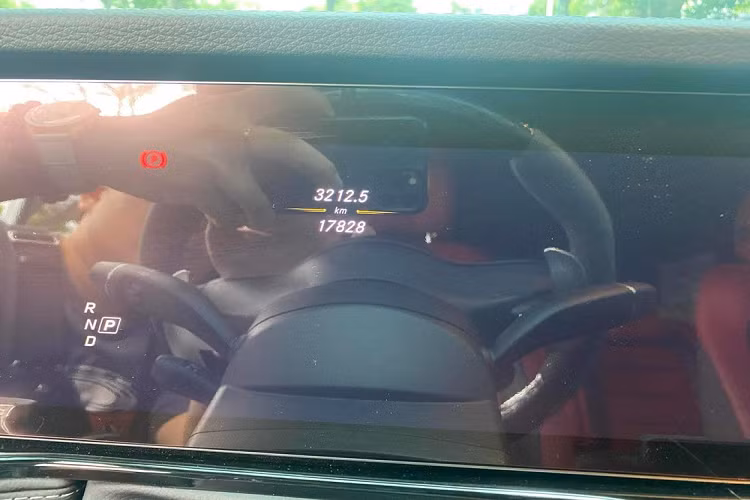 Sự nghiệp thành công đã giúp Hiền Hồ có thu nhập cực khủng và trên mạng xã hội, cô gái đến từ Đắk Lắk liên tục cập nhập các hình ảnh mua sắm hay phụ kiện và quần áo đều của các thương hiệu đắt tiền, đây cũng là nữ ca sĩ đầu tiên tậu xe Mercedes-AMG G63 nhưng hiện đã bán xe.