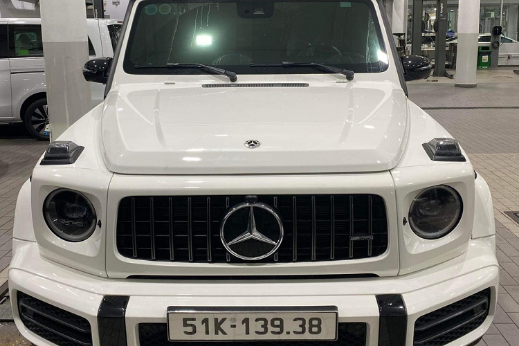 Mới đây, một người chuyên mua bán xe sang ở Q7, TP HCM đã đăng tải hình ảnh chiếc SUV hạng sang Mercedes-AMG G63 mang biển kiểm soát 51K-139.38 (cũng chính là xe của Hiền Hồ) đang làm các thủ tục kiểm tra xe cuối cùng ở đại lý chính hãng, trước khi mang xe về showroom để trưng bày và tất nhiên sẽ bán lại cho khách nào có hứng thú. 