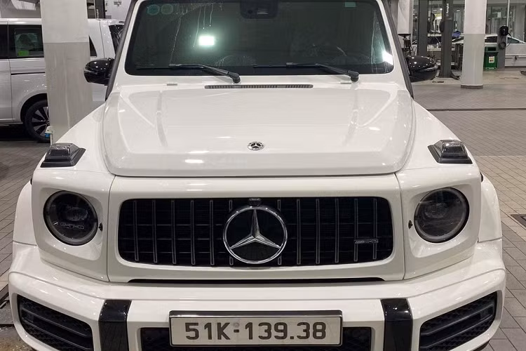 Mới đây, một người chuyên mua bán xe sang ở Q7, TP HCM đã đăng tải hình ảnh chiếc SUV hạng sang Mercedes-AMG G63 mang biển kiểm soát 51K-139.38 (cũng chính là xe của Hiền Hồ) đang làm các thủ tục kiểm tra xe cuối cùng ở đại lý chính hãng, trước khi mang xe về showroom để trưng bày và tất nhiên sẽ bán lại cho khách nào có hứng thú. 